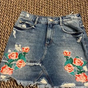 Mini jean skirt with flowers